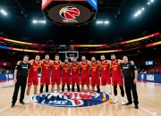 西班牙队队员团结一致，共赢高光时刻